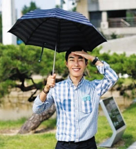 밝고 화려한 여성용 양산과 달리 남성용 양산은 단순한 디자인의 제품이 많다.