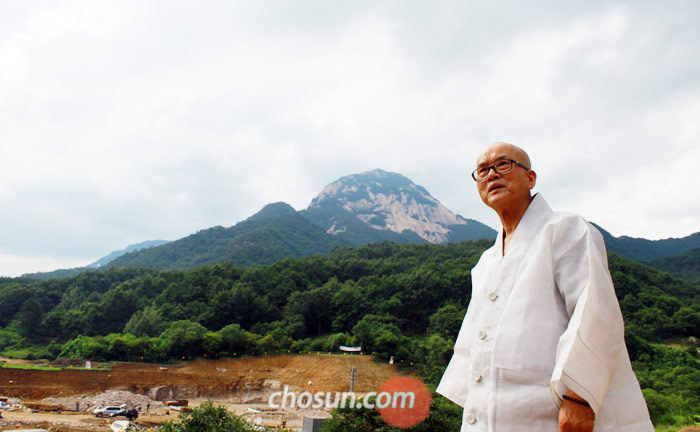 봉암사 인근 문경세계명상마을 건립을 총지휘하는 의정 스님. 그는 “선승(禪僧)들이 뜻을 모아 이곳을 세계적 명상의 고장으로 만들겠다”고 말했다. 스님 뒤로 보이는 바위 봉우리가 희양산이다. 