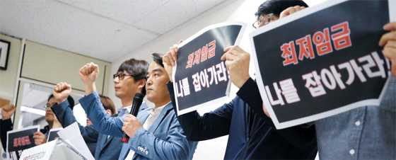 “최저임금, 나를 잡아가라” - 12일 서울 영등포구 여의도 중소기업중앙회에서 성인제(가운데 마이크 든 사람) 전국편의점가맹점협회 공동 대표 등 협회 관계자들이 “최저임금 나를 잡아가라”며 구호를 외치고 있다. 이날 간담회에서 전국편의점가맹점협회는 “최저임금 인상이 결정되면 전국 7만여 편의점이 동시 휴업에 들어갈 것”이라고 밝혔다.