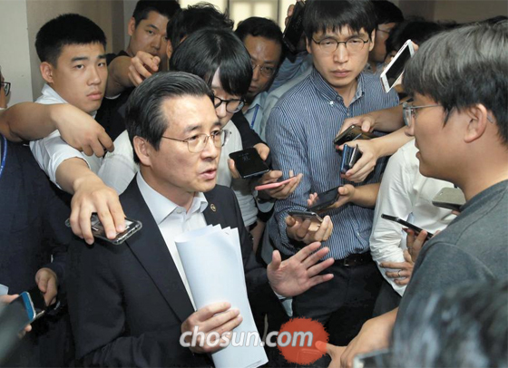 김용범 금융위 증권선물위원장이 12일 삼성바이오로직스 관련 심의 결과를 발표한 뒤 취재진의 질문에 대답하고 있다.