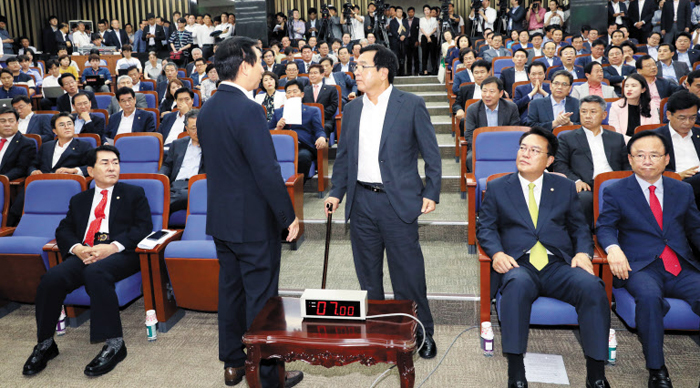 김성태·심재철 충돌 - 자유한국당 심재철(오른쪽) 의원이 12일 국회 의원총회에서 발언권을 요구하자, 김성태(왼쪽) 대표권한대행이 국회부의장 후보를 선출한 뒤에 발언하라며 제지하고 있다. 심 의원은 이후 비공개 발언에서 김 대행의 사퇴를 요구했다.