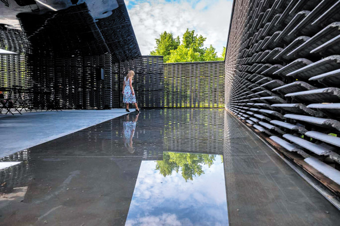 2018 ìííì¸ ê°¤ë¬ë¦¬ íë¹ë¦¬ì¨ (Serpentine Gallery Pavillion), ê±´ì¶ê°: íë¦¬ë¤ ìì¤ì½ë² ë (Frida Escobedo), 2018ë.