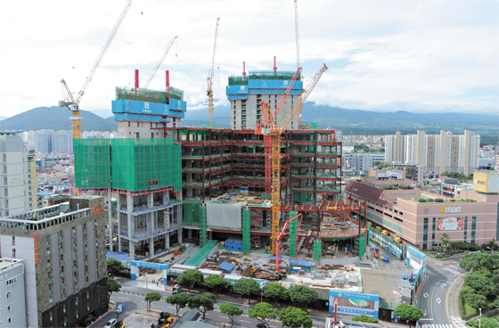 제주 노형동에 들어서는 제주 드림타워는 내년 9월 준공을 목표로 공사가 한창이다. 호텔이 들어서는 건물 2개 동(棟)은 전체 38층 중 17층까지 중심부 공사가 진행됐다.