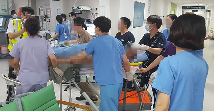 부상 당한 해병대원 긴급 후송 - 17일 오후 울산대병원 관계자들이 경북 포항 비행장에서 발생한 해병대 헬기 추락 사고로 부상당한 해병대원을 이송하고 있다. 이번 사고로 승무원 6명 중 5명이 숨졌다.
