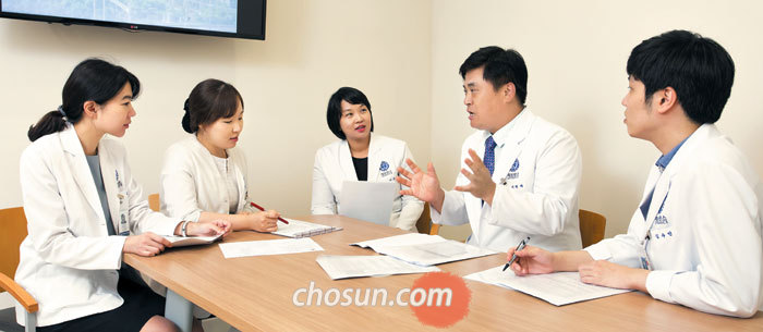 피부과와 성형외과 전문의로 구성된 연세암병원의 흉터성형레이저센터 의료진이 모여 환자 치료에 대한 의견을 나누고 있다.
