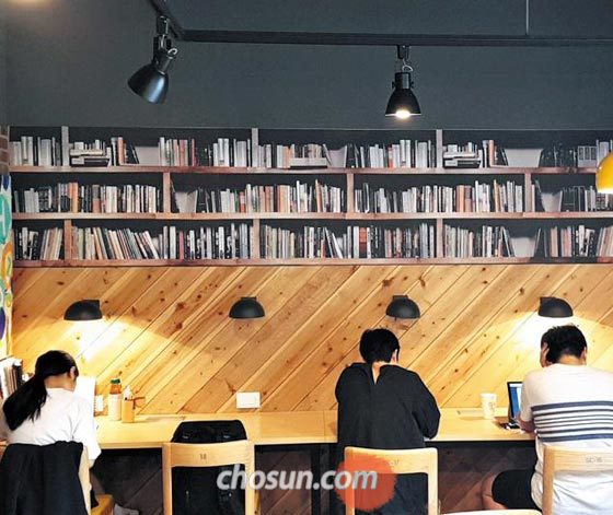 23일 서울 마포구 아현동 독서실‘토즈 스터디센터’에서 이용자들이 공부하고 있다.