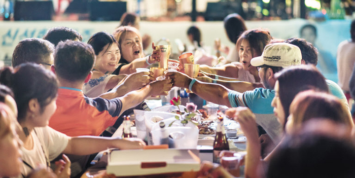 지난해 열린 ‘전주 가맥축제’에서 관광객들이 당일 만든 맥주를 마시며 즐거운 시간을 보내고 있다.