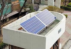 서울시가 노원구의 한 아파트 경비실에 무상으로 설치해준 300W 태양광 미니 발전기.