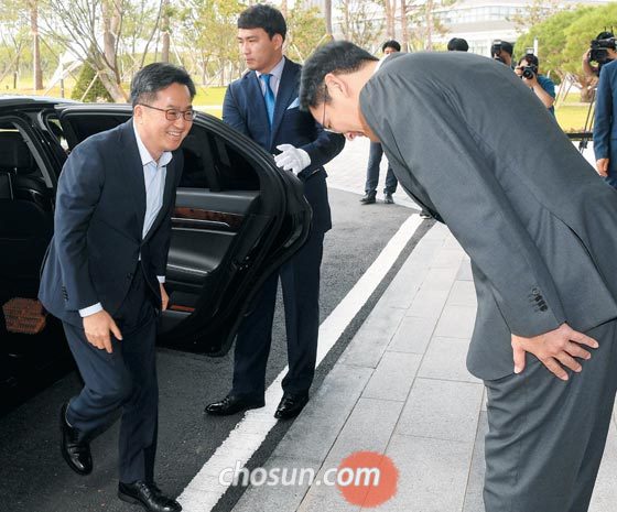 6일 오전 김동연(왼쪽) 경제부총리가 경기도 평택시 삼성전자 반도체 공장에 도착해 차에서 내리자 이재용(오른쪽) 삼성 부회장이 허리를 깊이 숙여 인사하고 있다.