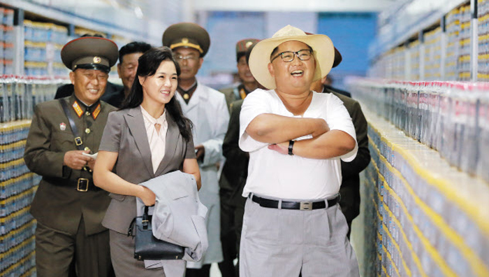 김정은 옷 받아든 리설주 - 김정은 북한 국무위원장이 황해남도에 있는 북한군 소속 금산포젓갈가공품공장을 시찰하고 있다. 김정은은 인민복 상의를 벗어 부인 리설주에게 맡기고 흰 속옷 차림으로 내부를 둘러봤다.