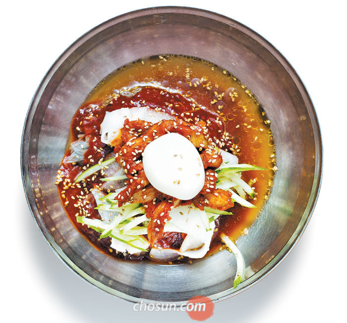 서울 연희동 ‘청송함흥냉면’의 바다 내음 풍겨나는 회냉면. 거칠고 야성적이다.