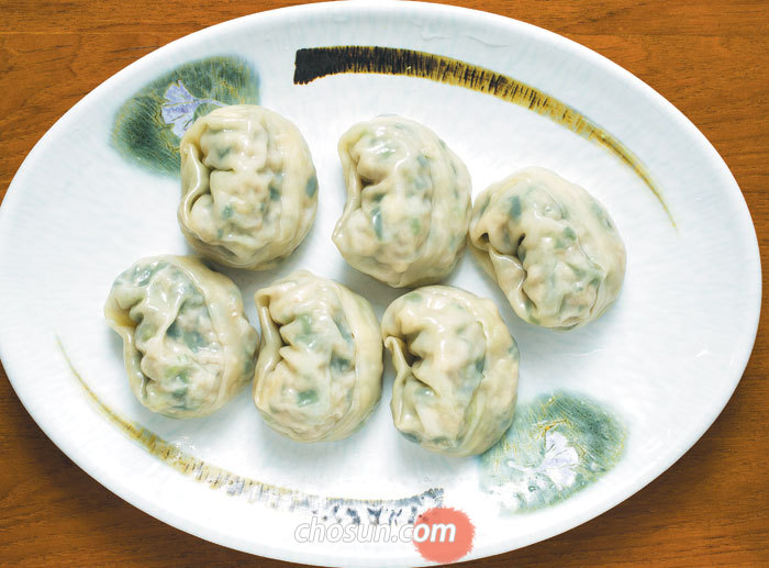 청송함흥냉면의 손왕만두.