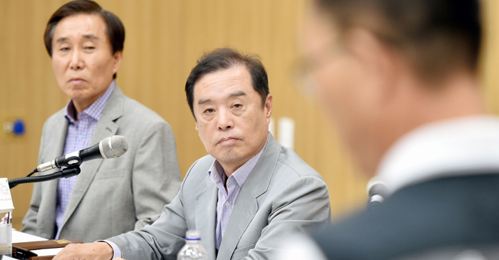 김병준(가운데) 자유한국당 비대위원장이 9일 경북 경주시 경주화백컨벤션센터에서 열린 탈원전 정책 재고 국민경청회에 참석해 월성원자력본부 최영두 노조위원장의 발언을 듣고 있다. 왼쪽은 최병길 비대위원.