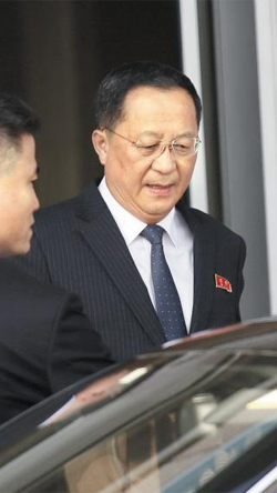 이란 떠나 베이징 도착한 北리용호 - 리용호 북한 외무상이 10일 중국 베이징 서우두 공항에서 차량을 타기 위해 이동하고 있다. 리 외무상은 하루 전 이란 방문 중 “핵 기술을 포기하지 않겠다”고 말했다.