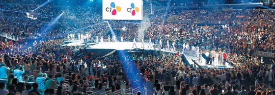 12일(현지 시각) 미국 로스앤젤레스(LA)에서 열린 한국 문화 콘텐츠 전시회‘케이콘(KCON) LA 2018’행사장을 찾은 관람객들이 한류 콘서트를 보면서 환호하고 있다.