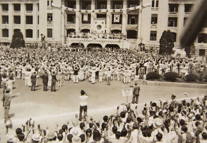 1948년 8월 15일 서울 중앙청 광장에서 열린 대한민국정부 수립 국민축하식에 참석한 국민들이 환호하고 있다.