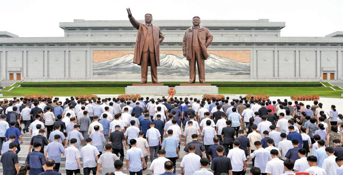 北주민들, 8·15에 김일성·김정일 동상 참배 - 북한 주민들이 15일 73주년 광복절을 맞아 평양 만수대의 김일성·김정일 동상을 참배하고 있다. 