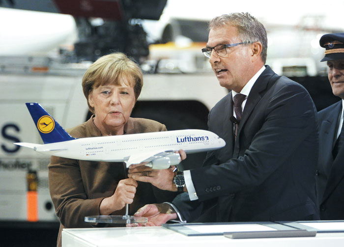 카르스텐 슈포어(오른쪽) 루프트한자그룹 회장이 지난 2015년 11월 독일 프랑크푸르트에서 열린 에어버스 A380기 도입 행사에서 앙겔라 메르켈 독일 총리에게 기종을 설명하고 있다.