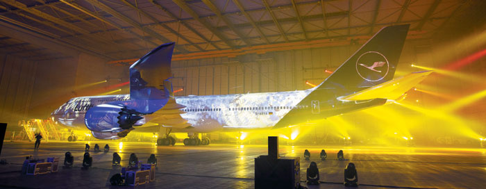 지난 2월 열린 루프트한자항공 새로운 디자인 발표 행사. 보잉747-800기 꼬리에 새 로고를 새겼다.
