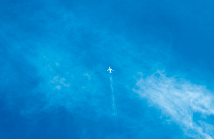 파란하늘 희구름 사이로 비행운을 내며 날으는 여객기