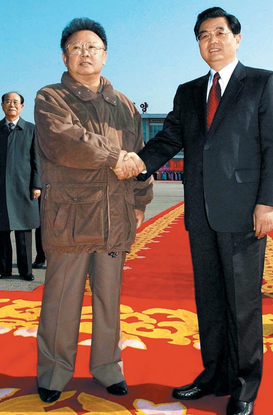지난 2005년 10월 북한 평양을 방문한 후진타오(오른쪽) 중국 국가주석이 김정일 북한 국방위원장과 악수하고 있다.