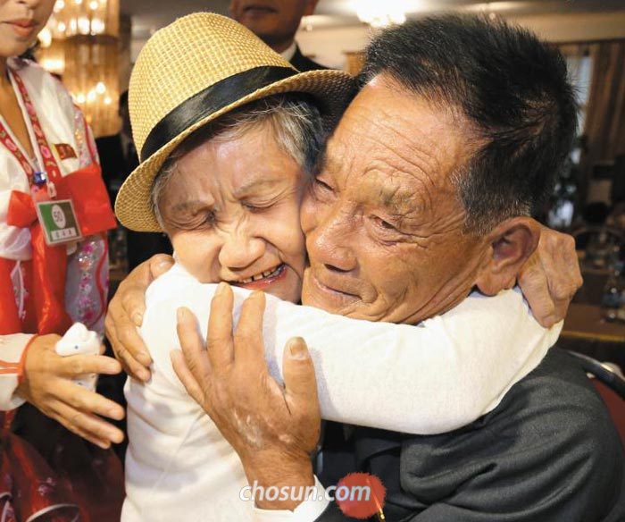 제21차 남북 이산가족 상봉 첫날인 20일 북한 금강산 호텔에서 열린 단체 상봉 행사에서 남측 이금섬(92·왼쪽) 할머니와 북측 아들 리상철(71·오른쪽)씨가 부둥켜안고 있다.