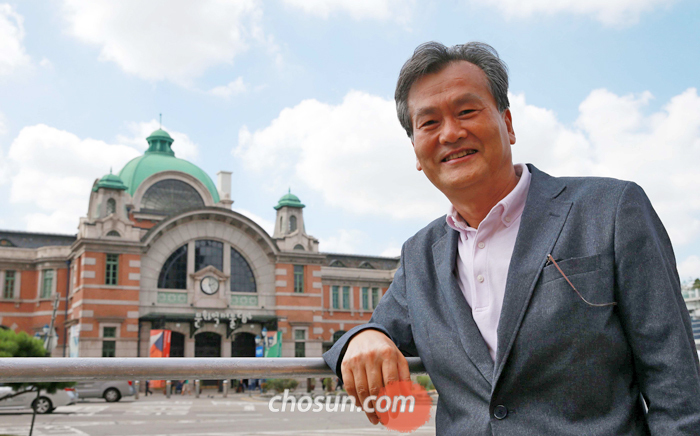 한때 이 역에서 표를 사면 기차를 타고 파리나 모스크바까지도 갈 수 있었다. 1925년 지어진 르네상스 양식의 옛 서울역사 앞에 선 정재정 교수는 “철도를 통해 서울 시민은 ‘근대’를 접할 수 있었으나, 동시에 차별과 억압을 경험해야 했다”고 말했다. 