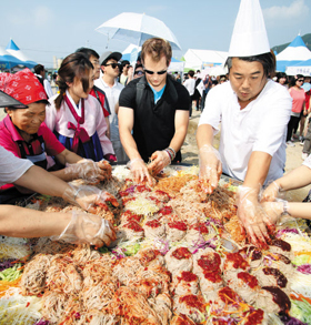 지난해 개최된 ‘춘천막국수닭갈비 축제’에서 참가자들이 막국수에 양념장을 비비며 시식 체험을 하고 있다.