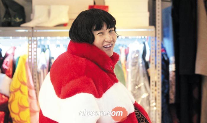 2018 가을·겨울 시즌으로 선보인 인조 퍼(fur) 코트를 걸친 '푸시버튼' 디자이너 박승건.