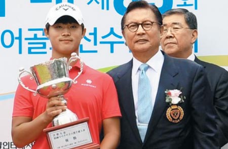 대한골프협회 회장을 맡고 있는 허광수(오른쪽) 삼양인터내셔날 회장이 7일 막을 내린 한국 남자 골프 스타의 산실 허정구배 제65회 한국아마추어골프선수권대회 우승자인 고교생 배용준과 함께한 모습.