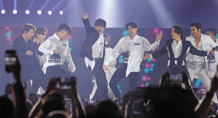 슈퍼주니어가 지난 2일 2018 자카르타-팔렘방 아시안게임 폐막식에서 공연하고 있는 모습.