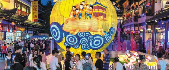 중국판 추석 명절인 중추절(9월 22~24일)을 앞둔 지난 8일 상하이에 달 모양의 대형 등이 세워진 모습. 