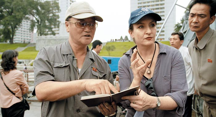 안나 브로이노스키(가운데) 감독이 평양 조선예술영화 촬영소에서 관계자의 설명을 듣고 있다.