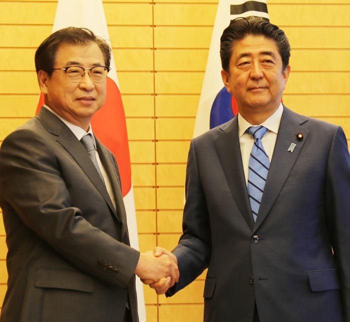 아베 신조(오른쪽) 일본 총리가 10일 문재인 대통령의 특사로 도쿄 총리 관저를 찾은 서훈(왼쪽) 국정원장과 만나 악수하고 있다.