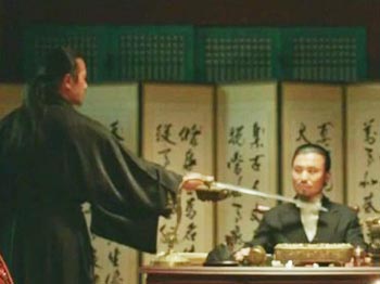 일본 낭인이 대한제국 외부대신에게 '한일의정서' 서명을 강요하는 '미스터 션샤인'의 한 장면.
