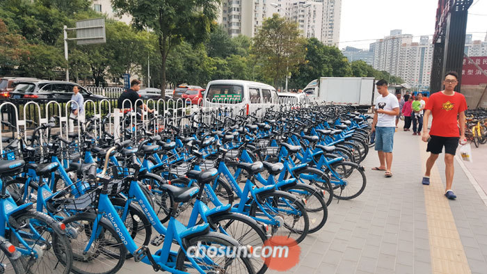 베이징의 왕징 지하철역 앞에 주차된 공유자전거. 최근 공유자전거 주차 난립이 사회문제로 비화하면서 지방정부의 규제가 강화되고 있다.