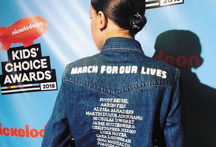 배우 밀리 바비 브라운이 최근 자신의 인스타그램을 통해 ‘우리의 삶을 위해 행진하자(March for our lives)’라고 적힌 캘빈 클라인 의상을 입은 모습을 공개했다.