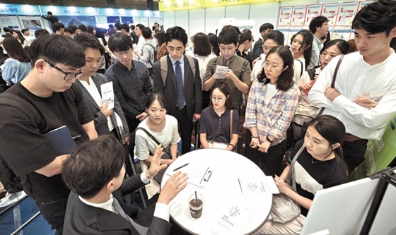 지난 7일 서울 여의도 중소기업중앙회에서 열린 2018 한국제약·바이오산업 채용박람회에서 구직자들이 기업 담당자로부터 채용 상담을 받고 있다. 제약·바이오 업계는 하반기 3000여명을 포함해 올해 총 6000여명을 신규 채용할 계획이다.