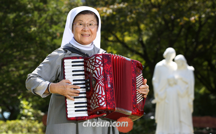 아코디언을 연주하는 김현남 수녀는 “어르신들에게 박수받으려면 한 곡당 500번씩은 연습해야 한다”고 말했다. 60년 가까이 유치원, 교도소, 성당 노인대학 등에서 활동해온 그의 인기 비법은 ‘노력’이었다.
