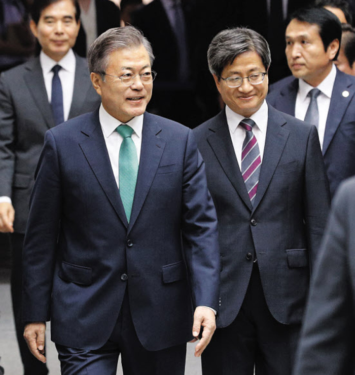 대통령과 대법원장의 동행 13일 오전 문재인 대통령과 김명수 대법원장이 ‘사법부 70주년 기념행사’가 열린 서울 서초구 대법원 청사 중앙홀로 들어서고 있다.