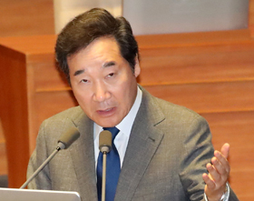 이낙연 국무총리가 13일 오전 국회 본회의 대정부 질문에 출석해 의원들의 질의에 답변하고 있다.