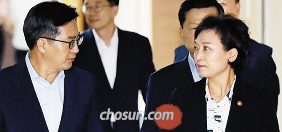 김동연(왼쪽) 경제부총리 겸 기획재정부 장관과 김현미(오른쪽) 국토교통부 장관이 13일 오후 서울 종로구 정부서울청사에서 ‘주택시장 안정 대책’을 발표하기 위해 이동하고 있다. 이번 대책은 1주택자보다는 다(多)주택자에 대한 규제에 집중돼 있다.