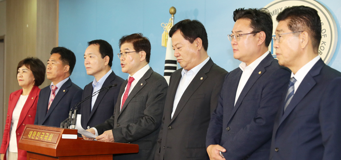 자유한국당 초선 의원들이 13일 국회 정론관에서 당내 초·재선 14명이 서명한 ‘재창당 수준의 혁신 촉구를 위한 선언문’을 발표하고 있다. 왼쪽부터 김순례·김규환·성일종·김성태·이은권·김성원·문진국 의원.