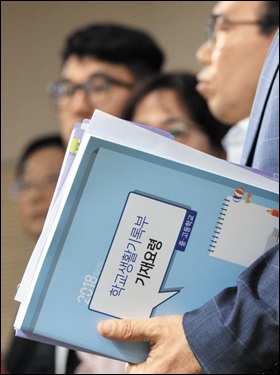 학생부는 현재 입시에서 가장 중요한 자료지만 학교·교사별로 차이가 커 신뢰받지 못하고 있다.