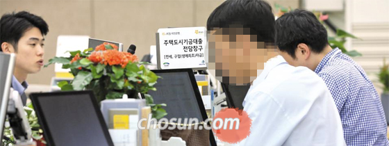 다주택자의 주택 대출을 규제하는 ‘9·13 부동산 안정 대책’이 시행된 첫날인 14일, 각 은행 지점에는 달라진 정책에 대한 문의가 이어졌다. 사진은 서울의 한 은행에서 고객들이 대출 상담을 받고 있는 모습.