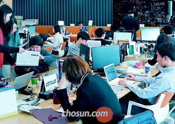 한 스타트업(초기 벤처기업) 사무실에서 직원들이 업무에 열중하고 있는 모습.