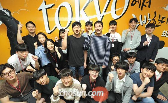 12일 서울 삼성동 한국무역협회 ICT 교육센터에서 IT 마스터 과정 연수생들이 취업 의지를 다지며 주먹을 불끈 쥐고 있다.