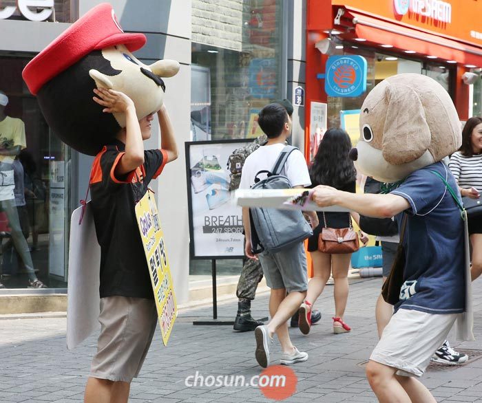 지난해 8월 서울 명동 거리에서 인형 탈을 쓰고 아르바이트 하는 청년들의 모습. 