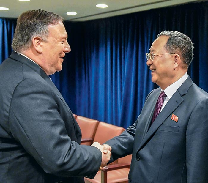 마이크 폼페이오(왼쪽) 미 국무장관과 리용호(오른쪽) 북한 외무상이 26일(현지 시각) 미국 뉴욕 유엔본부에서 만나 악수하고 있다.