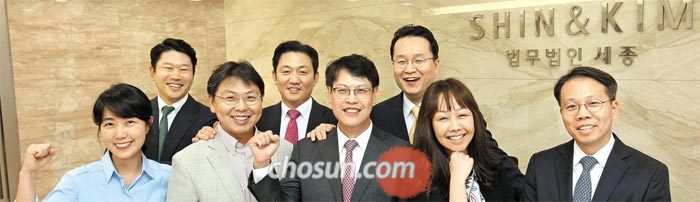 대형 국제 거래를 연이어 성사시킨 법무법인 세종 M&A팀. 왼쪽부터 강지원·이수균·조중일·이동건·류명현·정준혁·스테파니 김·송창현 변호사.